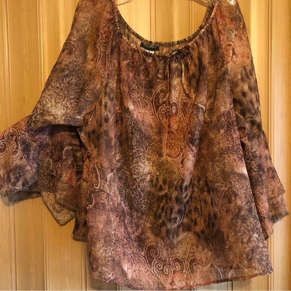 Beautiful sheer blouse! Sz 26 Ashley Stewart and very versatile❤️